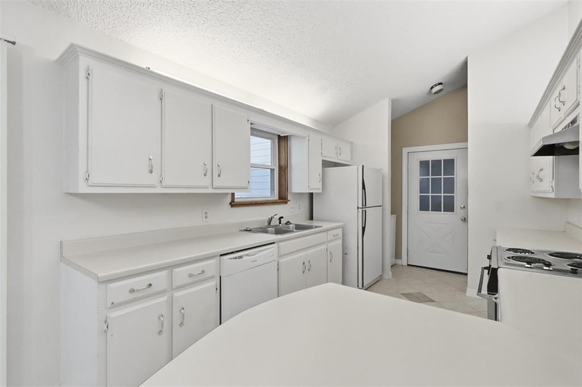 Welcome to tranquil waterfront living in the highly sought-after - photo 13