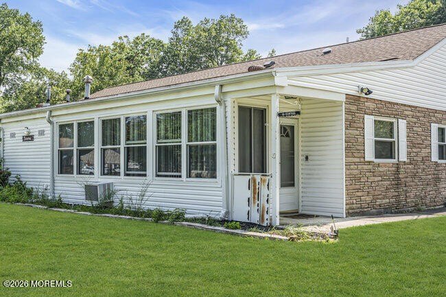 Enjoy relaxed, maintenance-free living at Cedar Glen Homes, a - photo 2