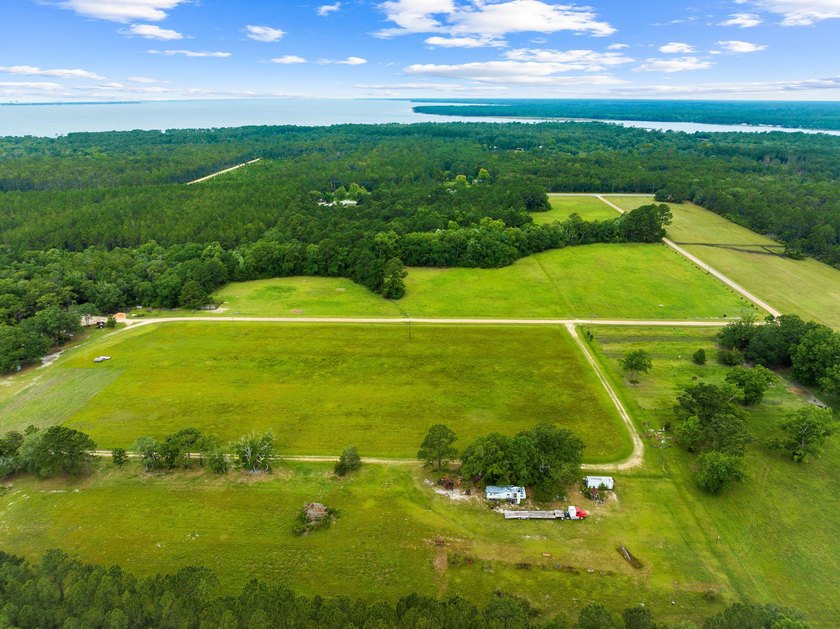 Experience the ultimate in privacy and tranquility with this - photo 15