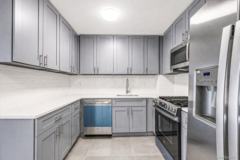 Newly renovated 1-bedroom co-op | 0.2 mi to Queens Botanical - photo 7
