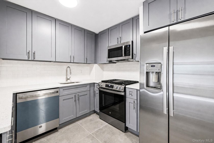 Newly renovated 1-bedroom co-op | 0.2 mi to Queens Botanical - photo 9
