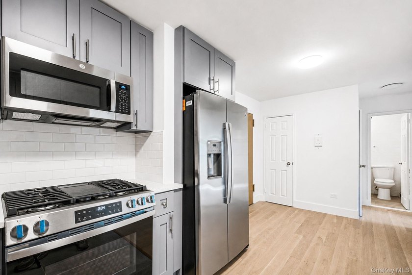Newly renovated 1-bedroom co-op | 0.2 mi to Queens Botanical - photo 10