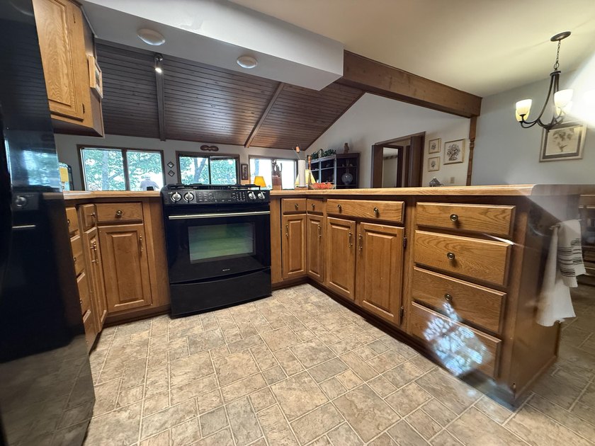 Dreaming of lakefront living? This comfortable ranch home with - photo 16