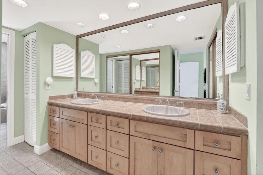 Stunning Boca Raton townhome offering exceptional space &amp; value - photo 14
