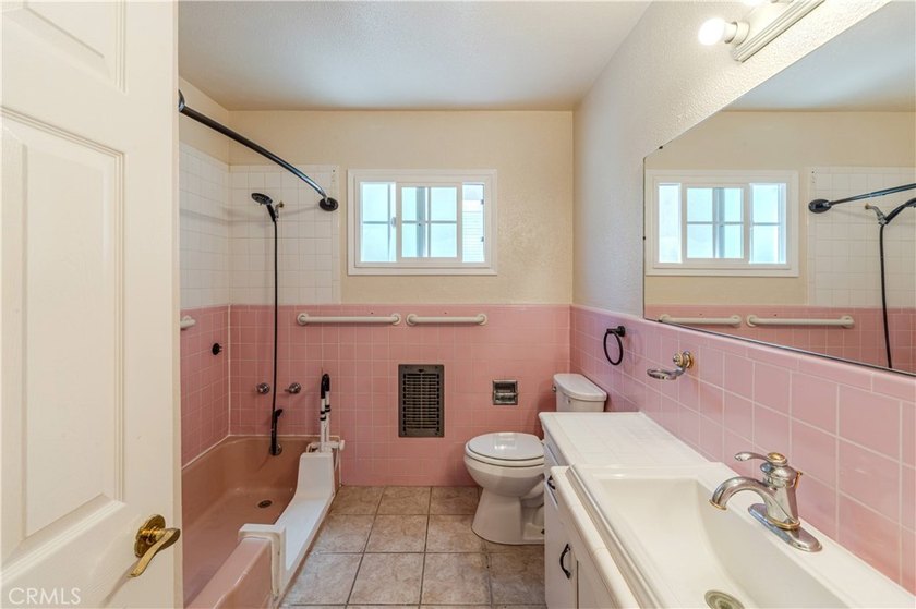Welcome Home to 100 Cerritos Ave, where retro charm and Long - photo 18