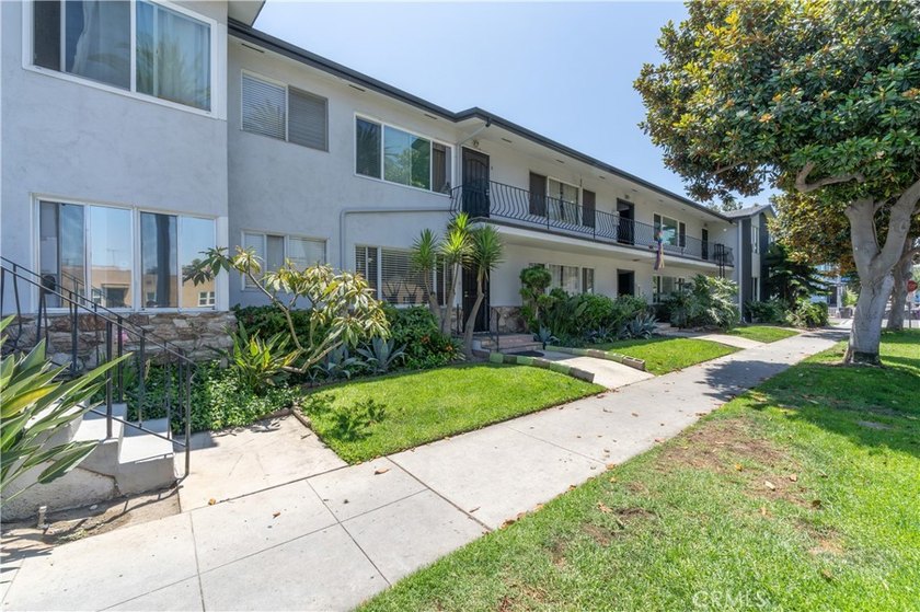 Welcome Home to 100 Cerritos Ave, where retro charm and Long - photo 24