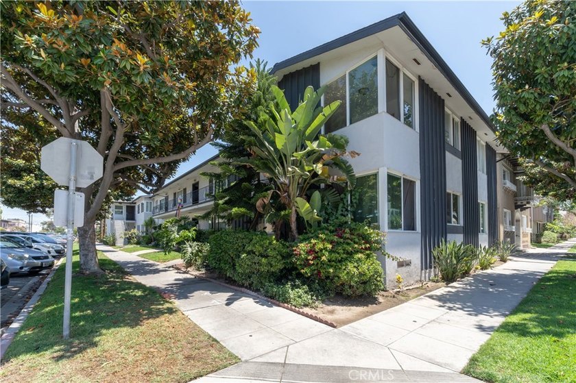 Welcome Home to 100 Cerritos Ave, where retro charm and Long - photo 25
