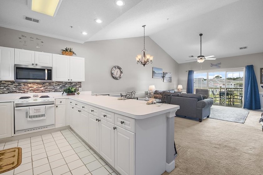Welcome to this beautifully maintained 2-bedroom, 2-bathroom - photo 4