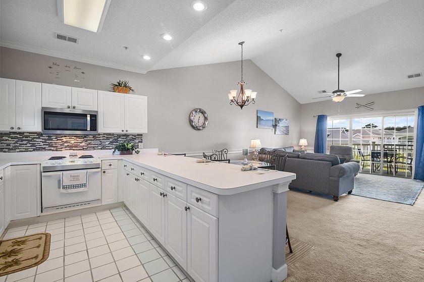 Welcome to this beautifully maintained 2-bedroom, 2-bathroom - photo 5