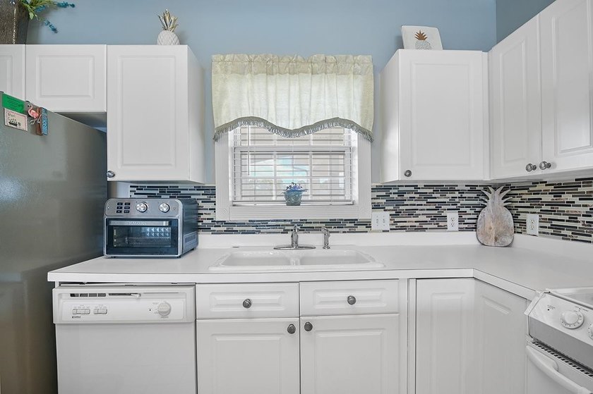 Welcome to this beautifully maintained 2-bedroom, 2-bathroom - photo 8