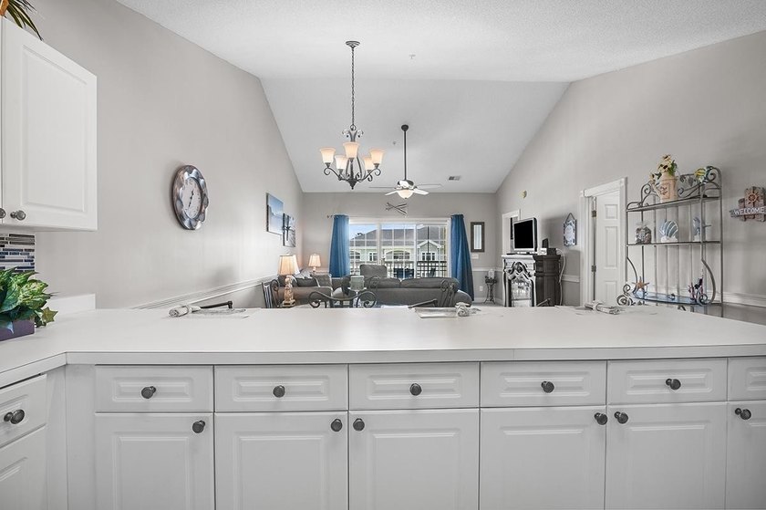 Welcome to this beautifully maintained 2-bedroom, 2-bathroom - photo 9