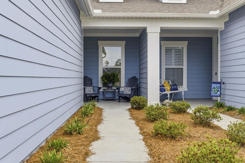 This well maintained 2 bedroom, 2 bathroom home attached villa - photo 2