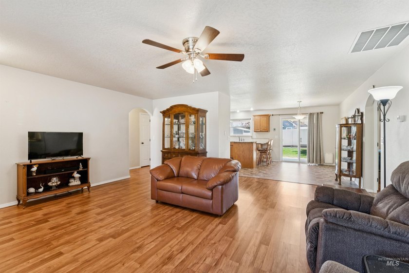 Welcome to this beautifully maintained 3-bedroom, 2-bath - photo 11