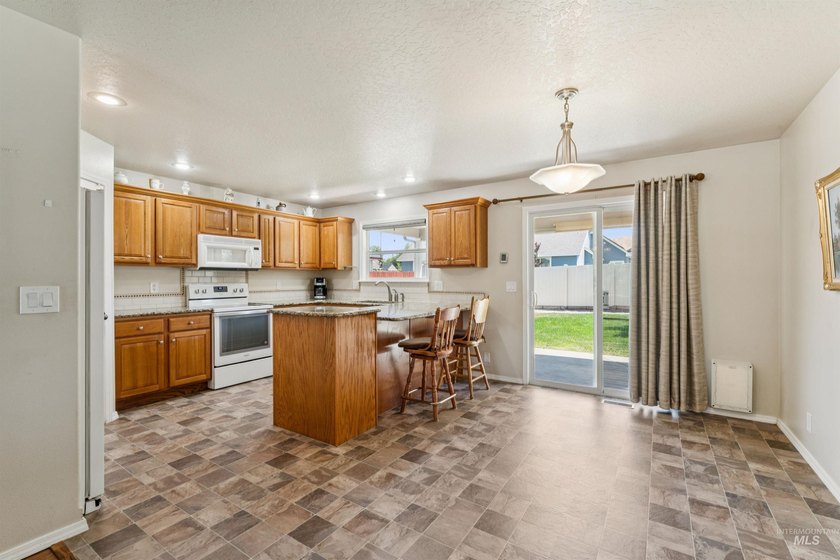 Welcome to this beautifully maintained 3-bedroom, 2-bath - photo 12