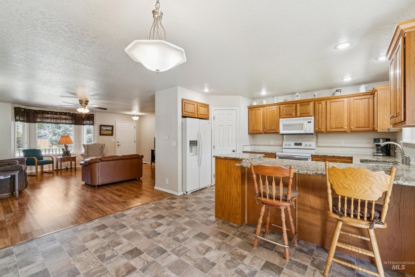 Welcome to this beautifully maintained 3-bedroom, 2-bath - photo 13