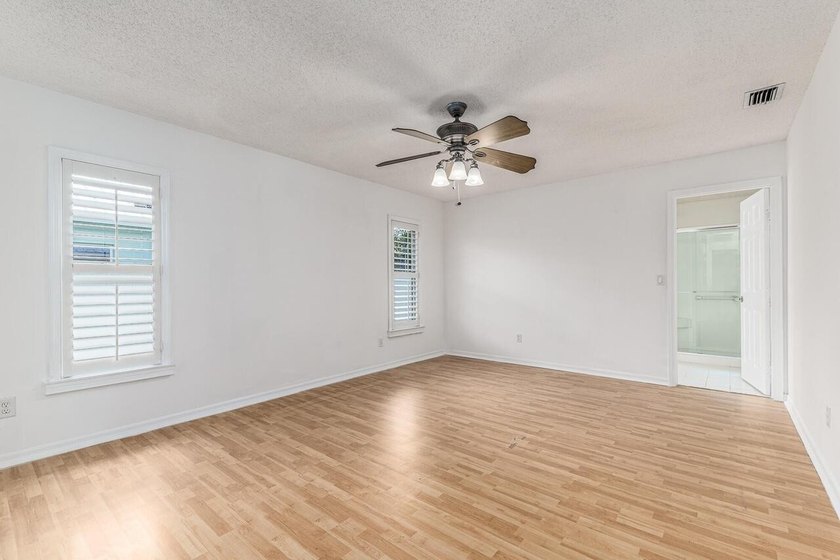 BRAND NEW METAL ROOF 2022! Spacious, well-maintained 3-bedroom - photo 11