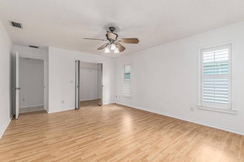 BRAND NEW METAL ROOF 2022! Spacious, well-maintained 3-bedroom - photo 12