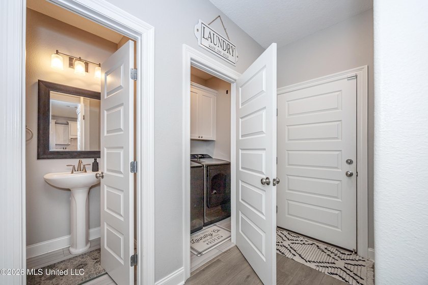 A gorgeous, well-maintained 3 bedroom, 2 1/2 bath home, plus a - photo 14