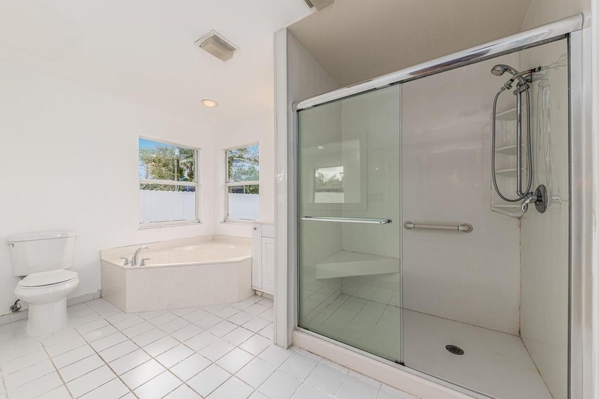 BRAND NEW METAL ROOF 2022! Spacious, well-maintained 3-bedroom - photo 14