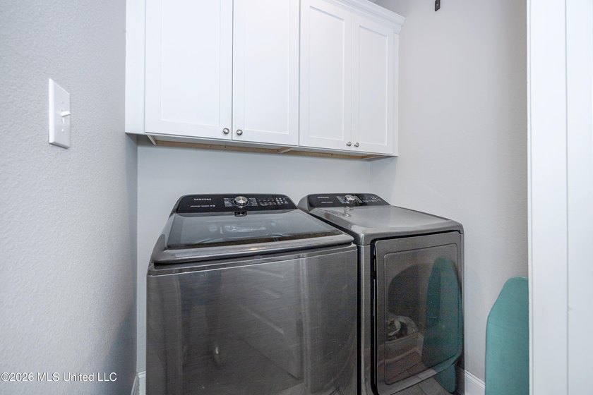A gorgeous, well-maintained 3 bedroom, 2 1/2 bath home, plus a - photo 15
