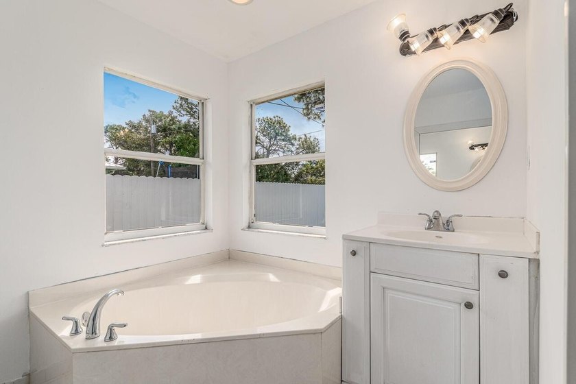 BRAND NEW METAL ROOF 2022! Spacious, well-maintained 3-bedroom - photo 15