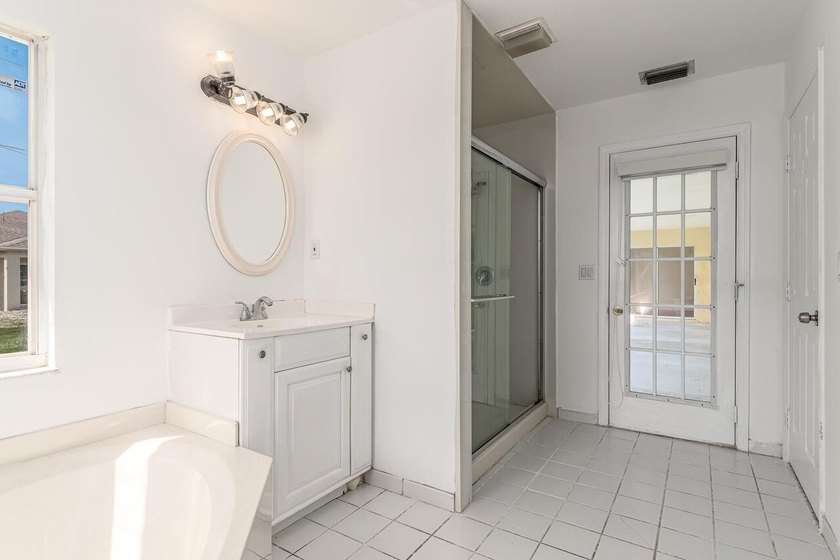 BRAND NEW METAL ROOF 2022! Spacious, well-maintained 3-bedroom - photo 16