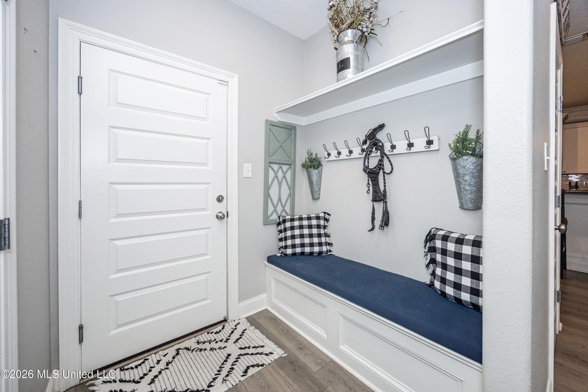 A gorgeous, well-maintained 3 bedroom, 2 1/2 bath home, plus a - photo 17
