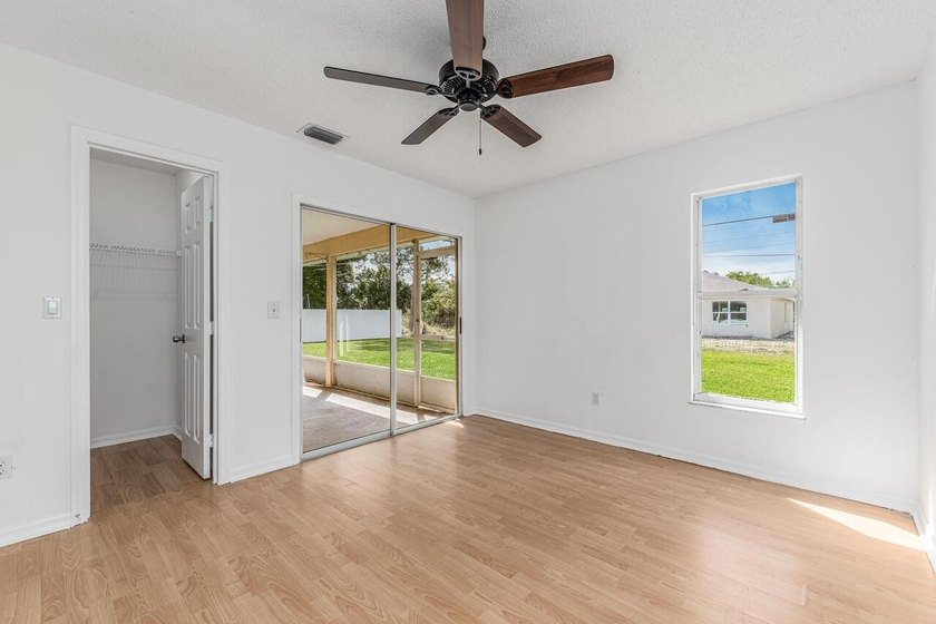 BRAND NEW METAL ROOF 2022! Spacious, well-maintained 3-bedroom - photo 17
