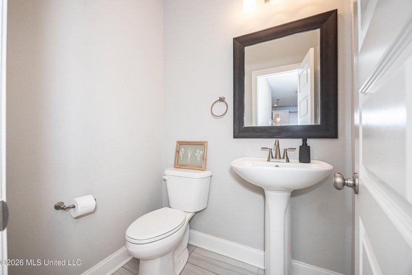 A gorgeous, well-maintained 3 bedroom, 2 1/2 bath home, plus a - photo 18