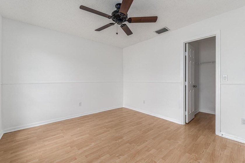 BRAND NEW METAL ROOF 2022! Spacious, well-maintained 3-bedroom - photo 18