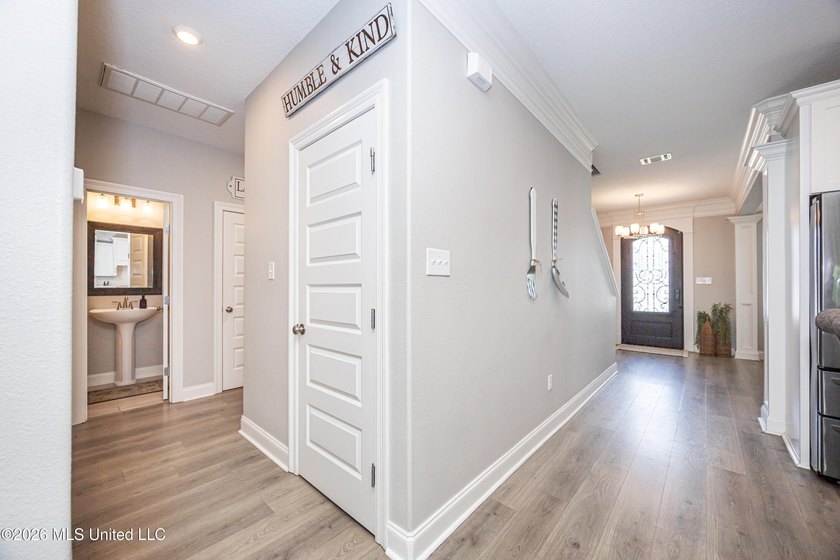 A gorgeous, well-maintained 3 bedroom, 2 1/2 bath home, plus a - photo 19