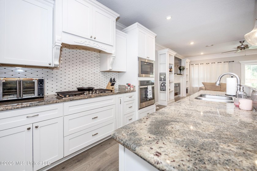 A gorgeous, well-maintained 3 bedroom, 2 1/2 bath home, plus a - photo 20