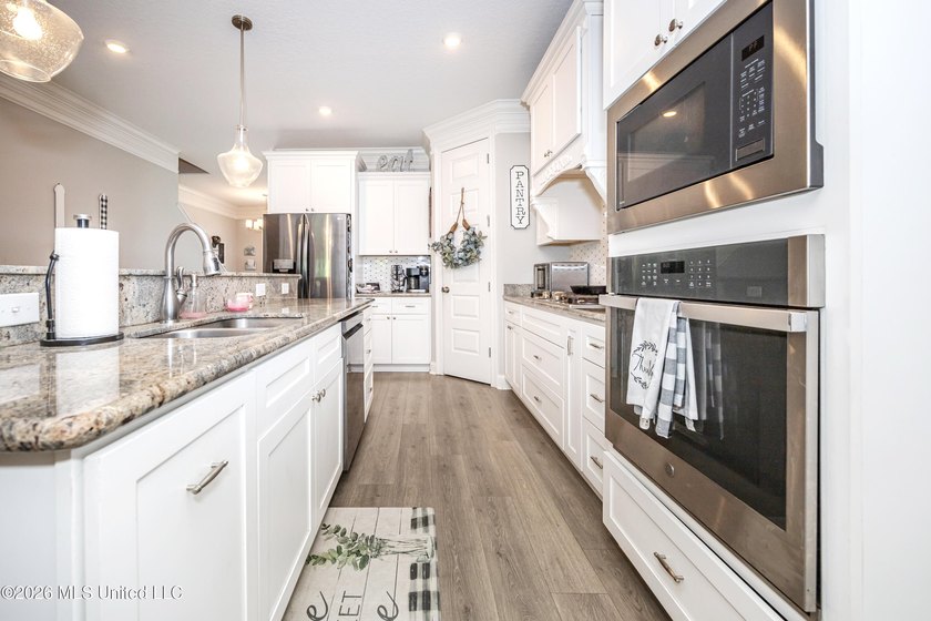 A gorgeous, well-maintained 3 bedroom, 2 1/2 bath home, plus a - photo 21