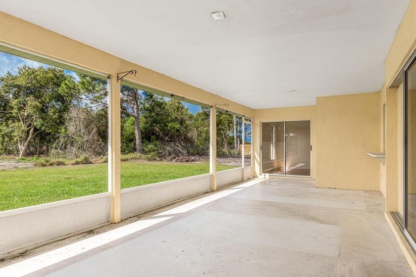 BRAND NEW METAL ROOF 2022! Spacious, well-maintained 3-bedroom - photo 21