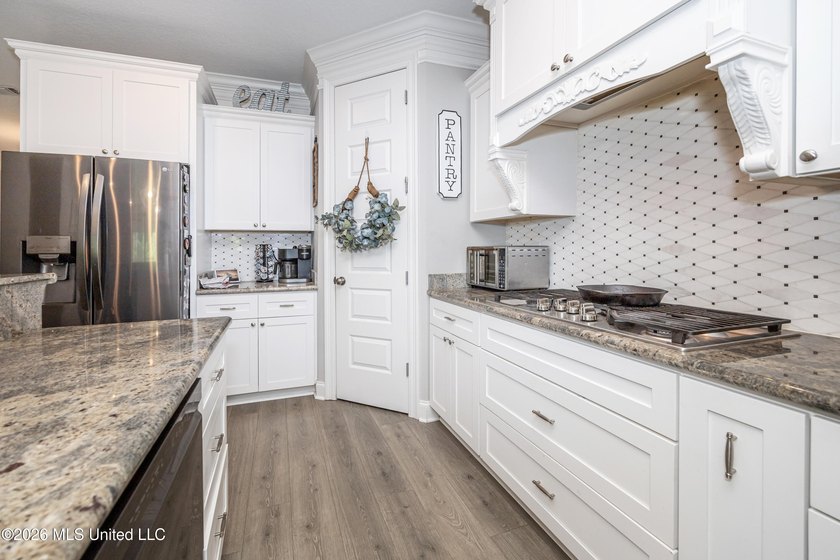A gorgeous, well-maintained 3 bedroom, 2 1/2 bath home, plus a - photo 22