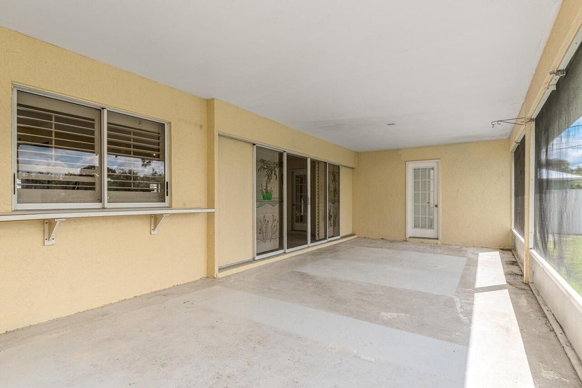 BRAND NEW METAL ROOF 2022! Spacious, well-maintained 3-bedroom - photo 22