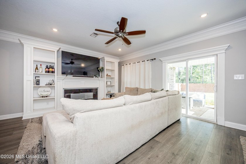 A gorgeous, well-maintained 3 bedroom, 2 1/2 bath home, plus a - photo 23