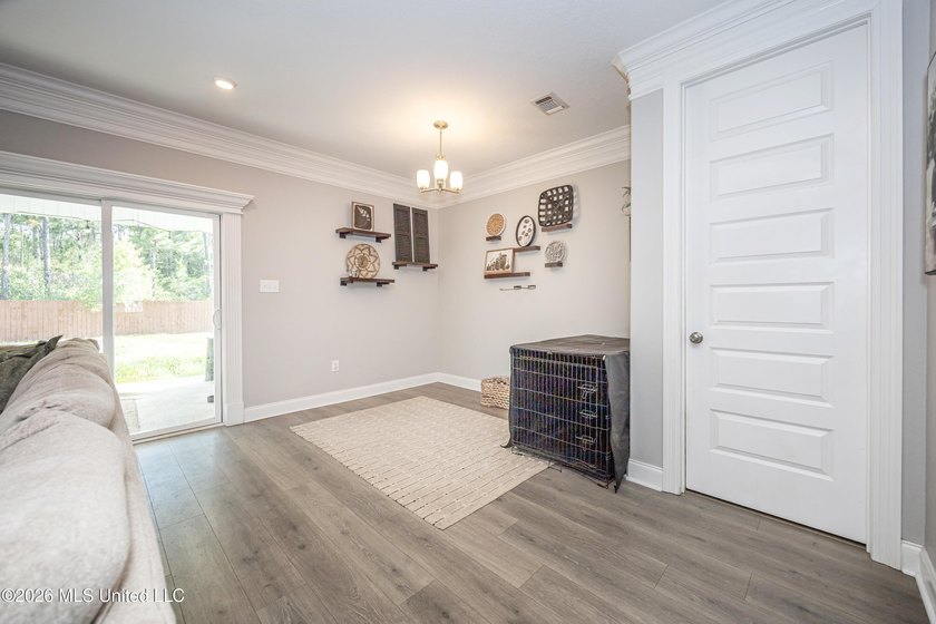 A gorgeous, well-maintained 3 bedroom, 2 1/2 bath home, plus a - photo 24