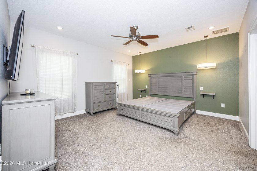 A gorgeous, well-maintained 3 bedroom, 2 1/2 bath home, plus a - photo 28