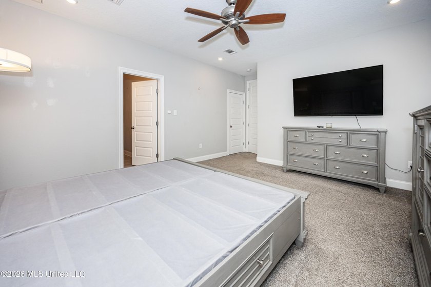 A gorgeous, well-maintained 3 bedroom, 2 1/2 bath home, plus a - photo 29