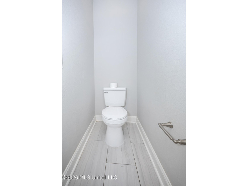 A gorgeous, well-maintained 3 bedroom, 2 1/2 bath home, plus a - photo 32