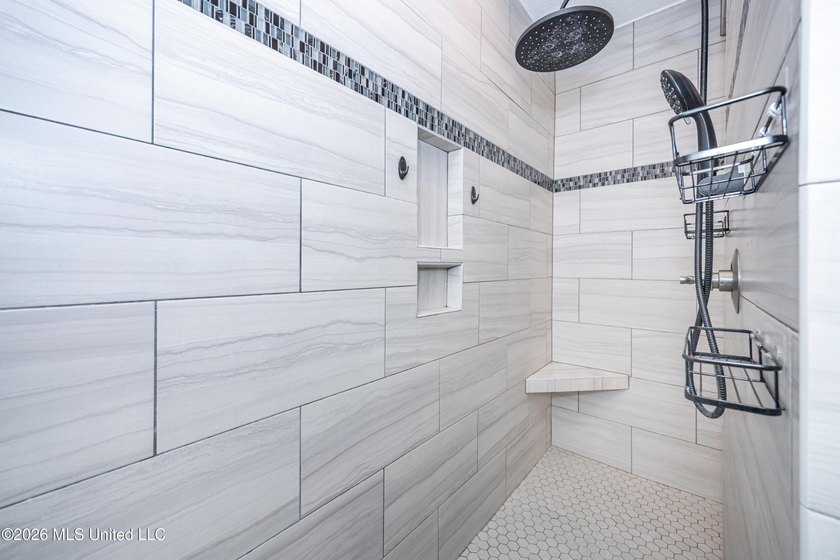 A gorgeous, well-maintained 3 bedroom, 2 1/2 bath home, plus a - photo 39