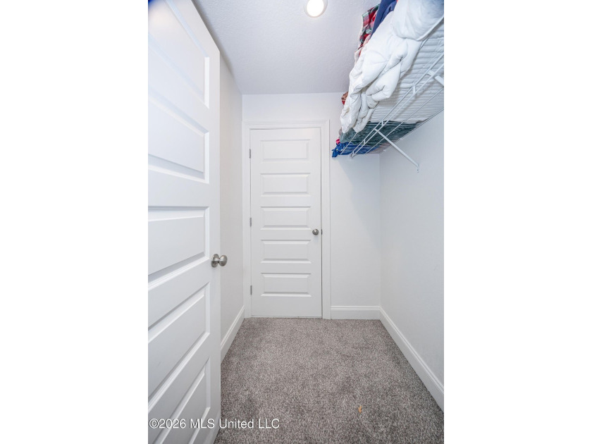 A gorgeous, well-maintained 3 bedroom, 2 1/2 bath home, plus a - photo 42