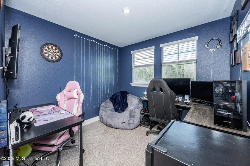 A gorgeous, well-maintained 3 bedroom, 2 1/2 bath home, plus a - photo 48
