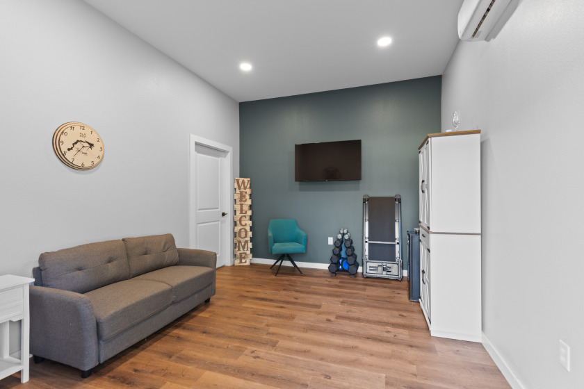 climate-controlled office/guest room in shop - photo 29