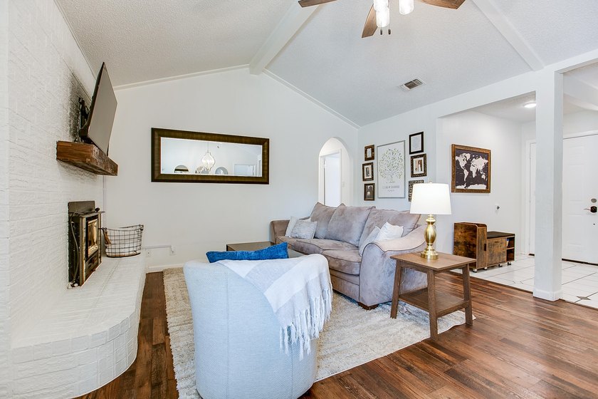 Welcome home to this beautifully updated 4-bedroom, 2-bathroom - photo 16