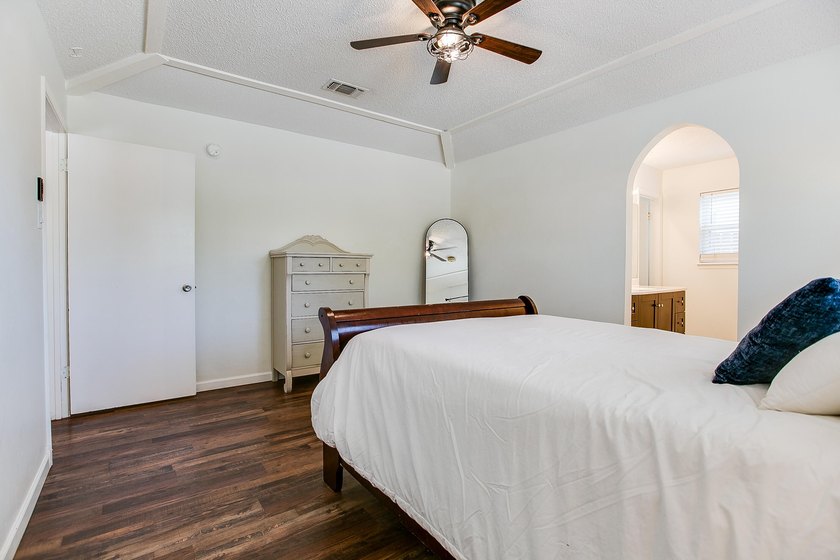 Welcome home to this beautifully updated 4-bedroom, 2-bathroom - photo 20