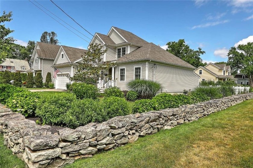 The perfect newer home in historic downtown Bristol. Enjoy the - photo 4