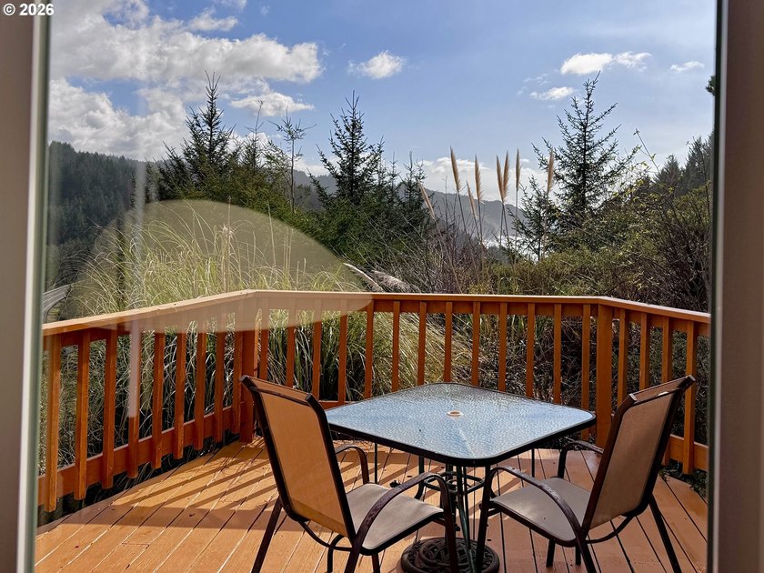 Turnkey Ocean View Cabin - Updated, Income-Producing &amp; Steps to - photo 11