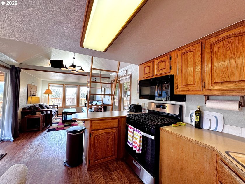 Turnkey Ocean View Cabin - Updated, Income-Producing &amp; Steps to - photo 17